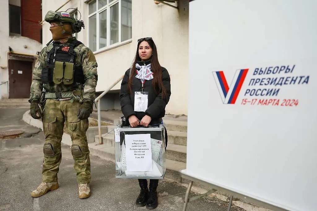 На избирательном участке можно познакомиться. Обложка © ТАСС / Дмитрий Ягодкин