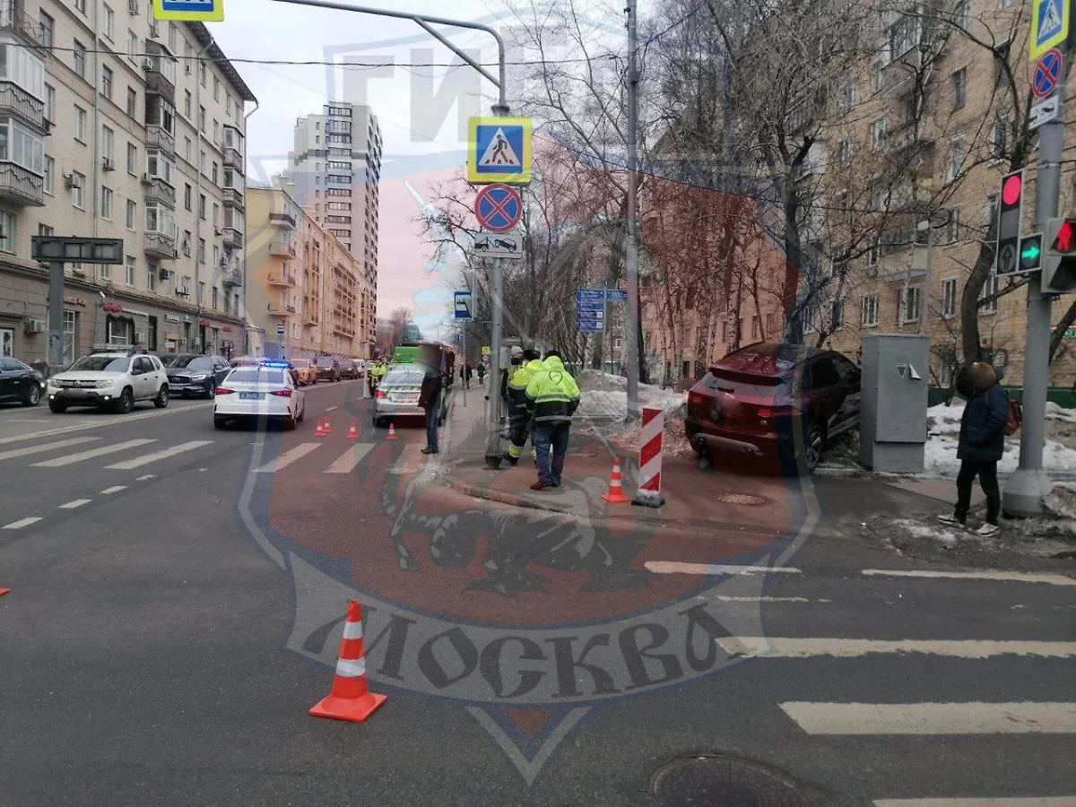 В Москве Jaguar вылетел на тротуар и сбил пешеходов. Фото © телеграм-канал Госавтоинспекции Москвы