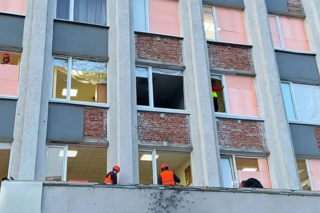Семь квартир повреждены в соседнем доме при атаке БПЛА на администрацию Белгорода. Обложка © Telegram / Вячеслав Гладков