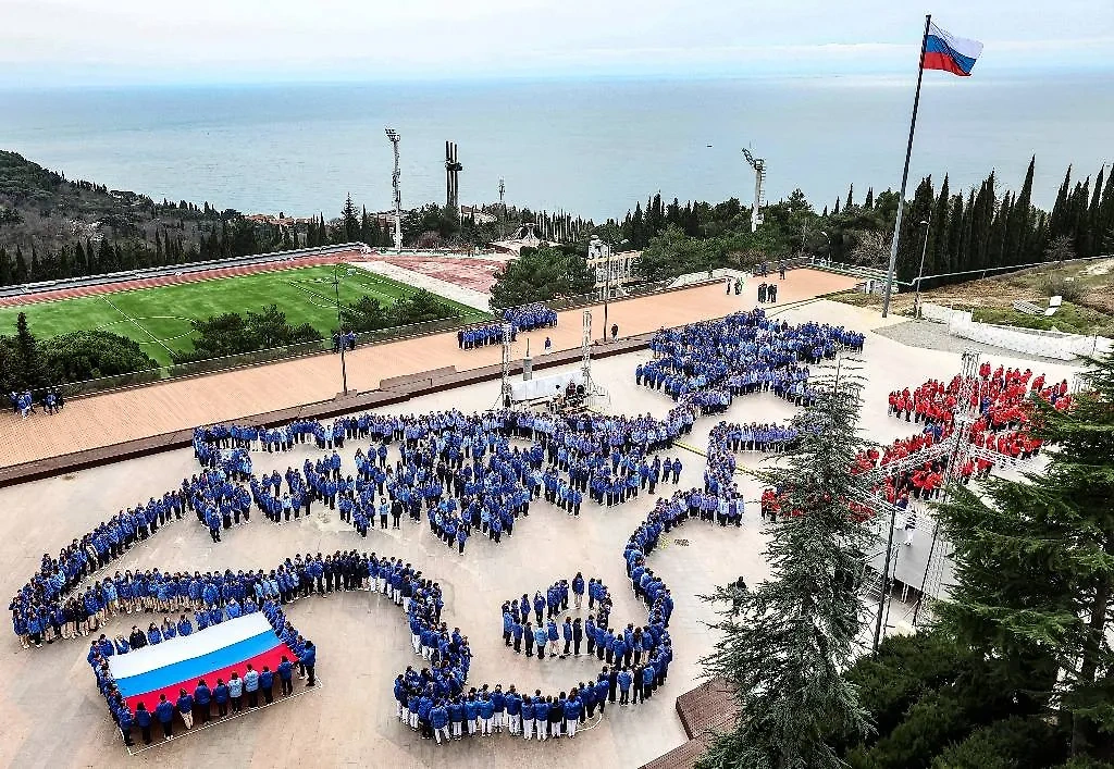 Крым готовится отметить 10 лет со дня воссоединения с РФ. Обложка © ТАСС / Сергей Мальгавко