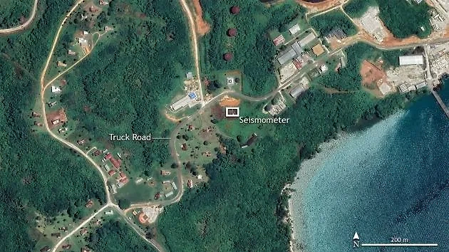 Спутниковый снимок окрестностей сейсмической станции на острове Манус с обозначением расположенной неподалёку от неё автотрассы. Фото © Hub.jhu.edu