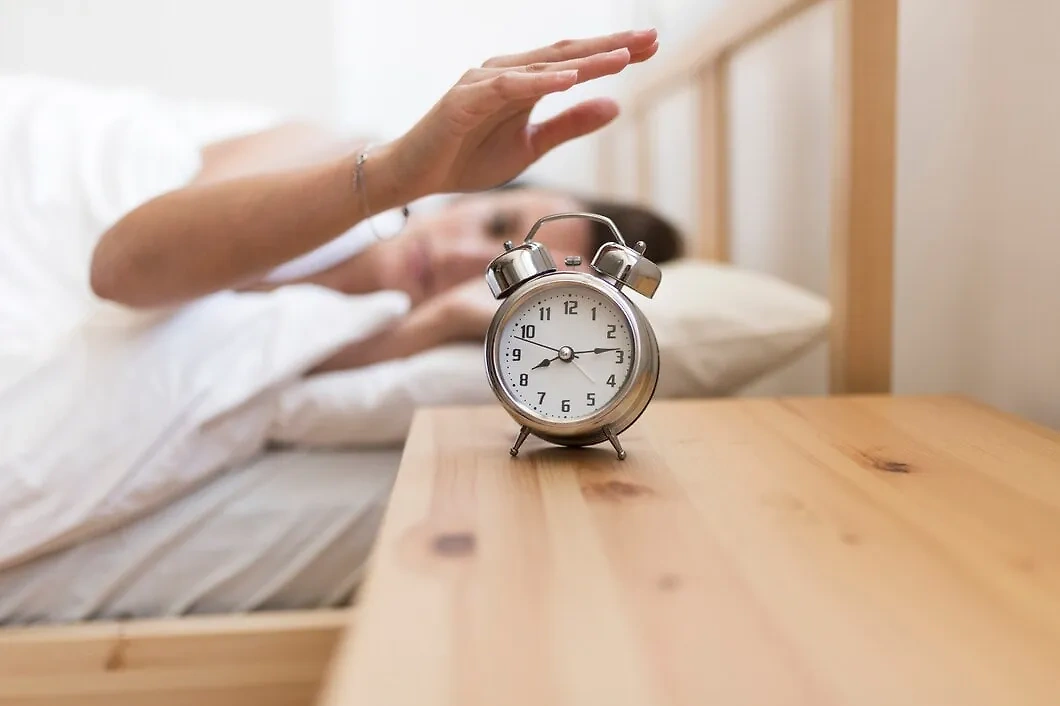 Включая будильник, вы можете вовремя обнаружить проблему со сном. Фото © Freepik