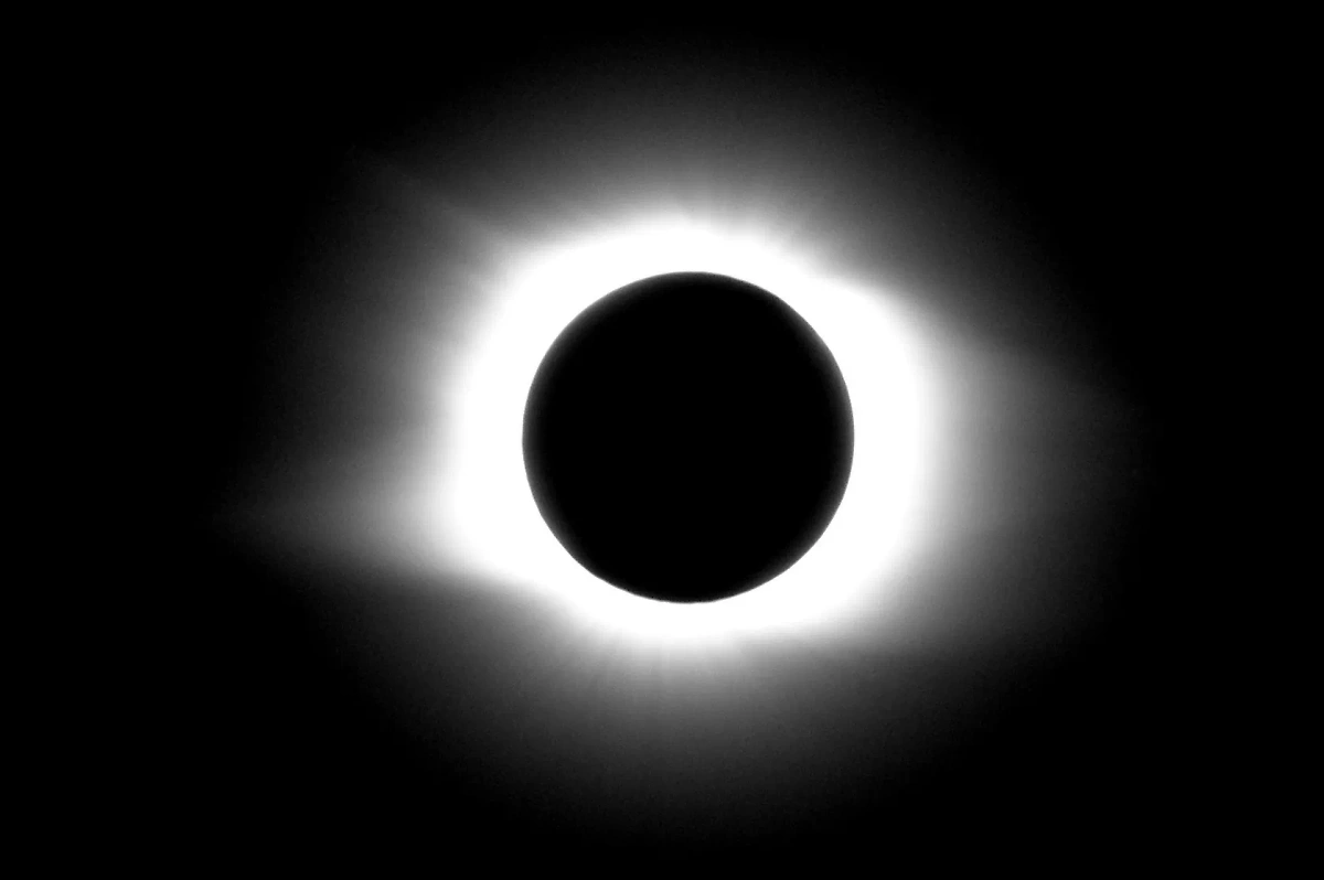 Солнечная корона во время затмения 1 августа 2008 года. Фото © Wikipedia