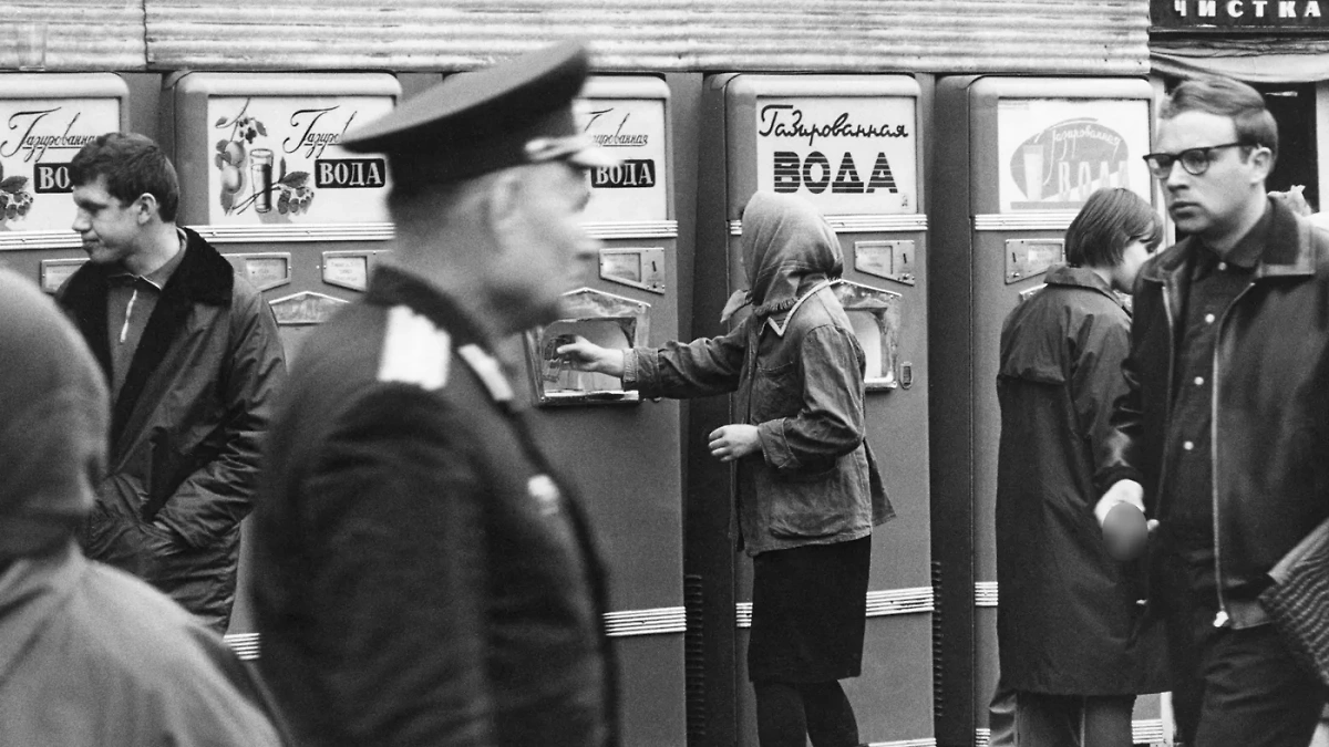 Никому не было важно, сколько граммов в гранёном стакане, — его покупали, потому что это было модно. Фото © Getty Images / Paolo KOCH / Gamma-Rapho