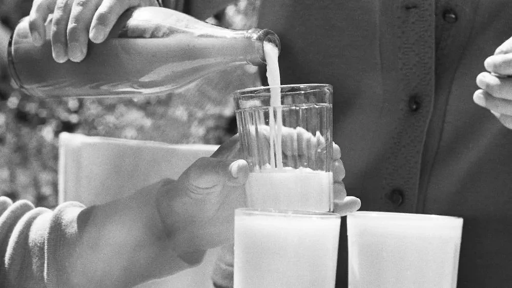 Гранёный стакан СССР позволял пить любые напитки. Фото © ТАСС / Лев Портер
