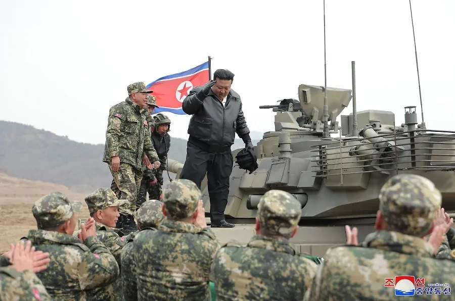 Ким Чен Ын на новом танке КНДР. Обложка © ЦТАК