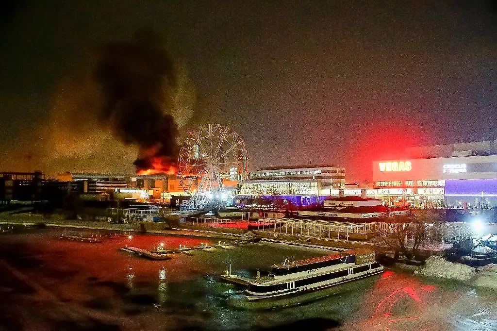 Пожар в "Крокусе". Фото © AP / TASS / Sergei Vedyashkin 