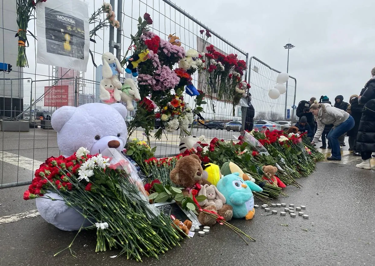 К "Крокусу" несут цветы в память о погибших в теракте. Обложка © Life.ru