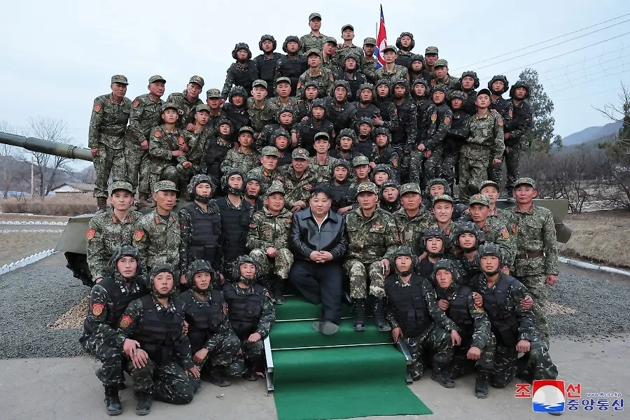 Ким Чен Ын посетил сеульскую танковую дивизию и проинспектировал учения. Фото © ЦТАК