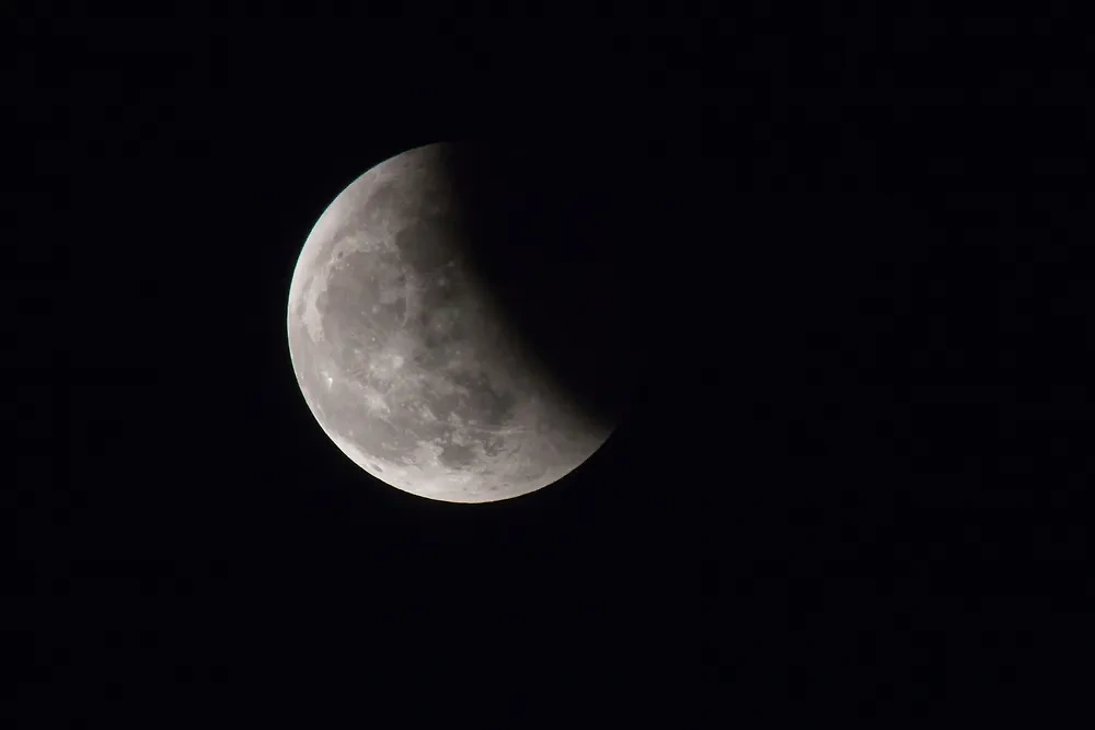 Полутеневое лунное затмение 25 марта: основные моменты. Фото © Shutterstock / FOTODOM