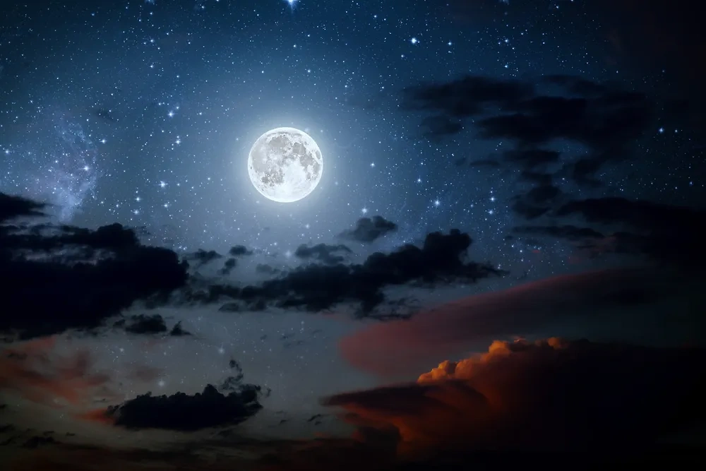 Что стоит знать знакам зодиака про полнолуние, совмещённое с лунным затмением? Фото © Shutterstock / FOTODOM