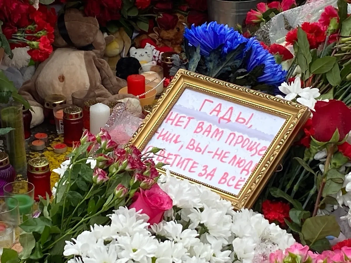 Стихийный мемориал в "Крокус сити холле". Фото © Life.ru