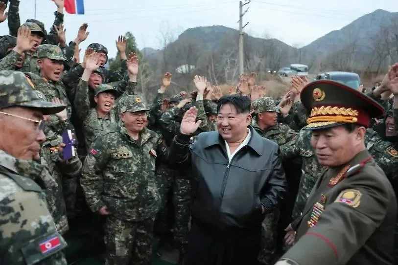 Ким Чен Ын посетил сеульскую танковую дивизию и проинспектировал учения. Обложка © ЦТАК