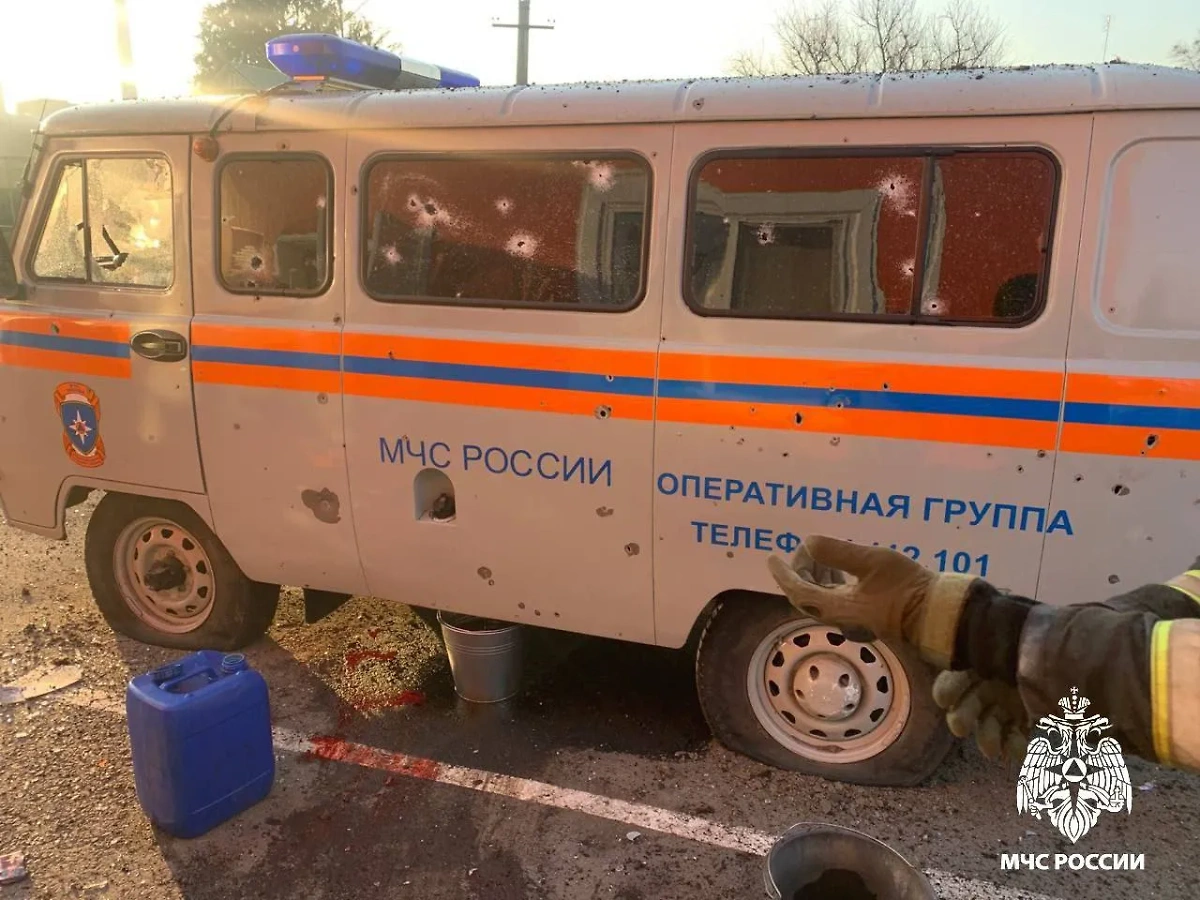 Последствия обстрела пожарно-спасательной части № 43 в Белгородской области. Обложка © МЧС России