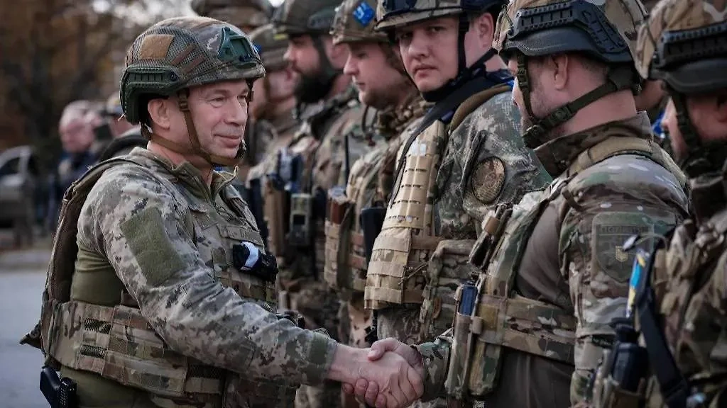 Главком ВСУ Александр Сырский с украинскими солдатами. Фото © ТАСС / EPA / YEVGEN HONCHARENKO