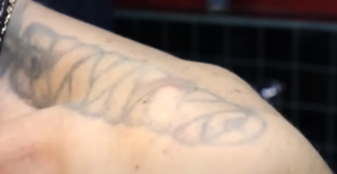 Мужские татуировки "эполеты" набивали те, кто ненавидел правоохранителей. Фото © Youtube / Юрец Удалец | Философия тату