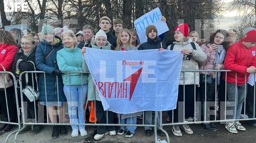Жители Торжка ждали Владимира Путина с приветственными плакатами. Фото © Life.ru