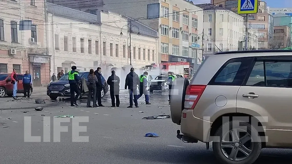 Кадры с места масштабного ДТП в центре Курска. Фото © Life.ru