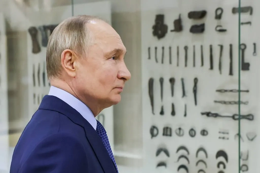 Владимир Путин в Торжке. Обложка © ТАСС / Пресс-служба Президента РФ / Михаил Метцель