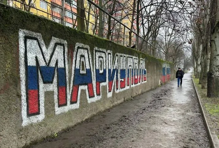 Патриотическое граффити в Мариуполе. Обложка © dailyshincho.jp