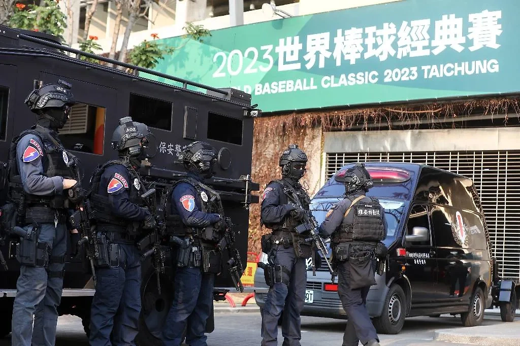 Тайваньская полиция. Обложка © ТАСС / AP / I-Hwa Cheng