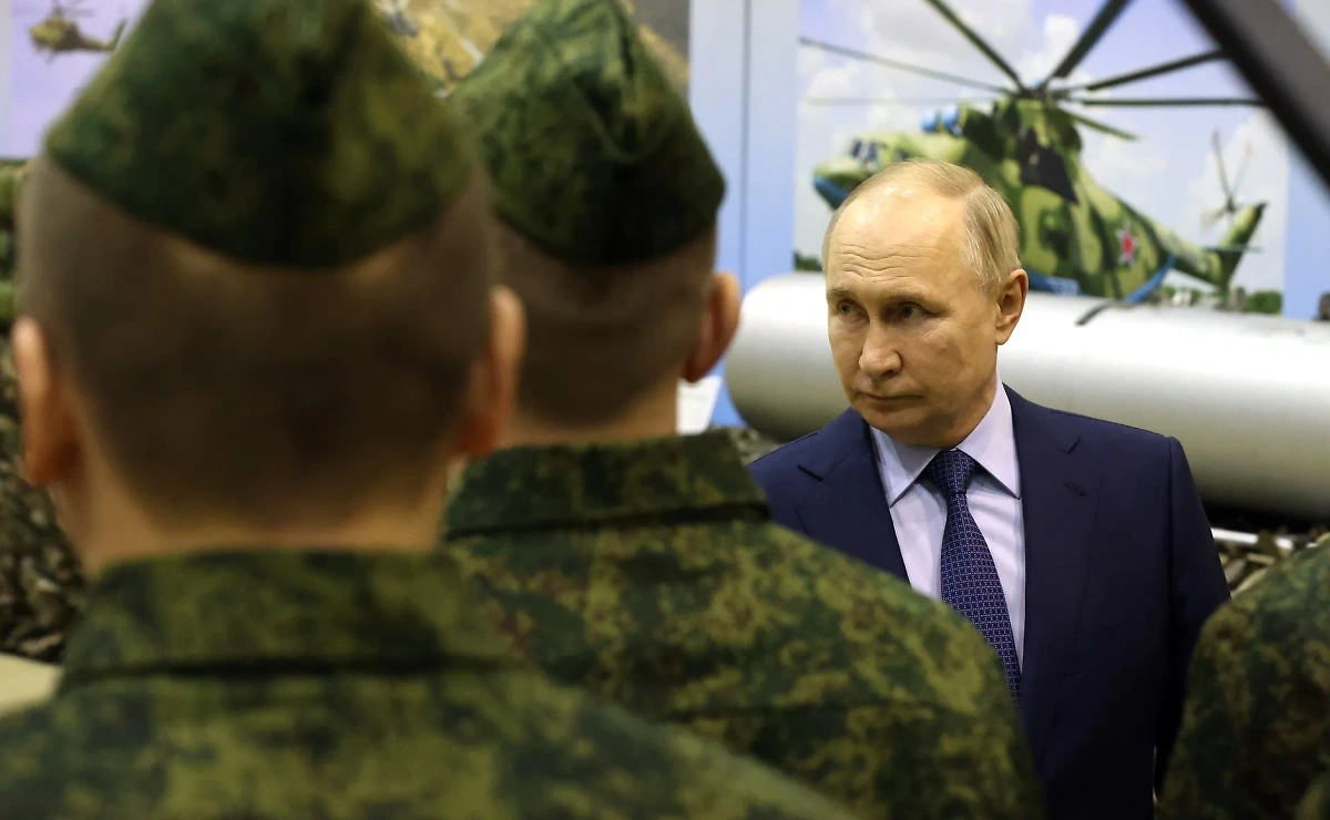 Путин в 344-м центре боевого применения и переучивания лётного состава Минобороны РФ. Обложка © TACC / Сергей Карпухин