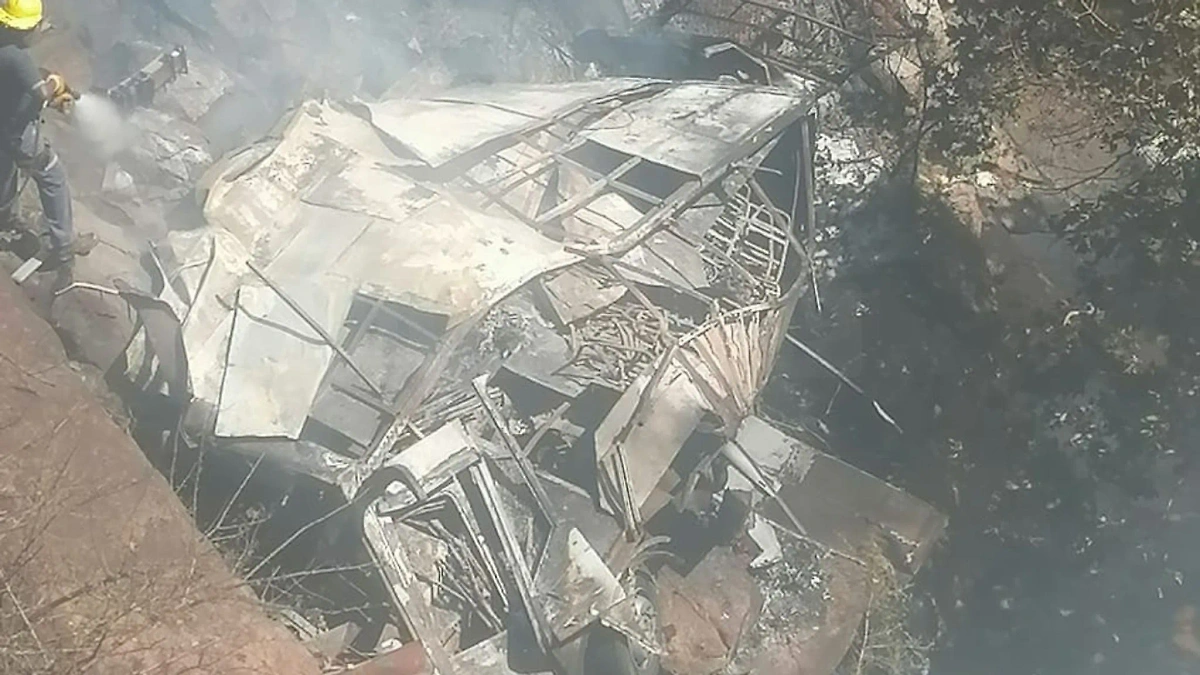 Место падения пассажирского автобуса в ЮАР, где погибло 45 человек. Обложка © Х / LKJ News Reporter also founder, CEO Jaggar Street