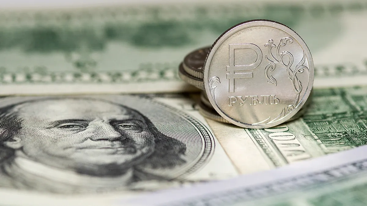 Экономисты скорректировали прогноз курса рубля на апрель. Обложка © Shutterstock / FOTODOM