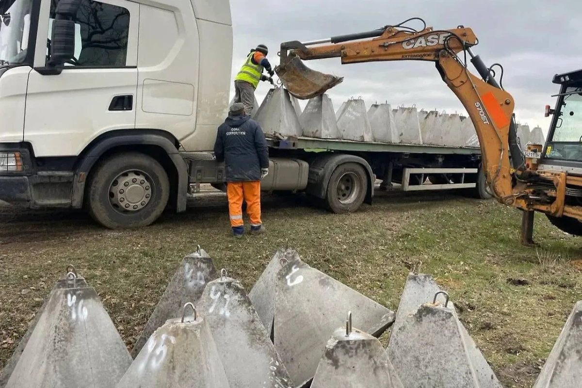 Установка фортификационных сооружений в Одесской области. Обложка © Telegram / СтратКом ЗСУ / AFU StratCom