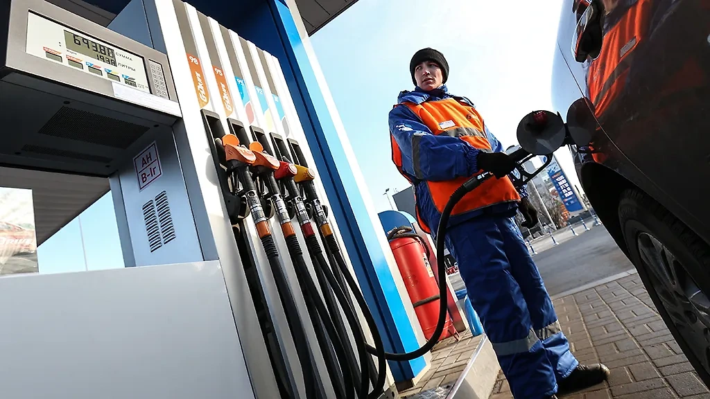 Экономисты рассказали, что будет с ценами на бензин. Обложка © ТАСС / Вячеслав Прокофьев