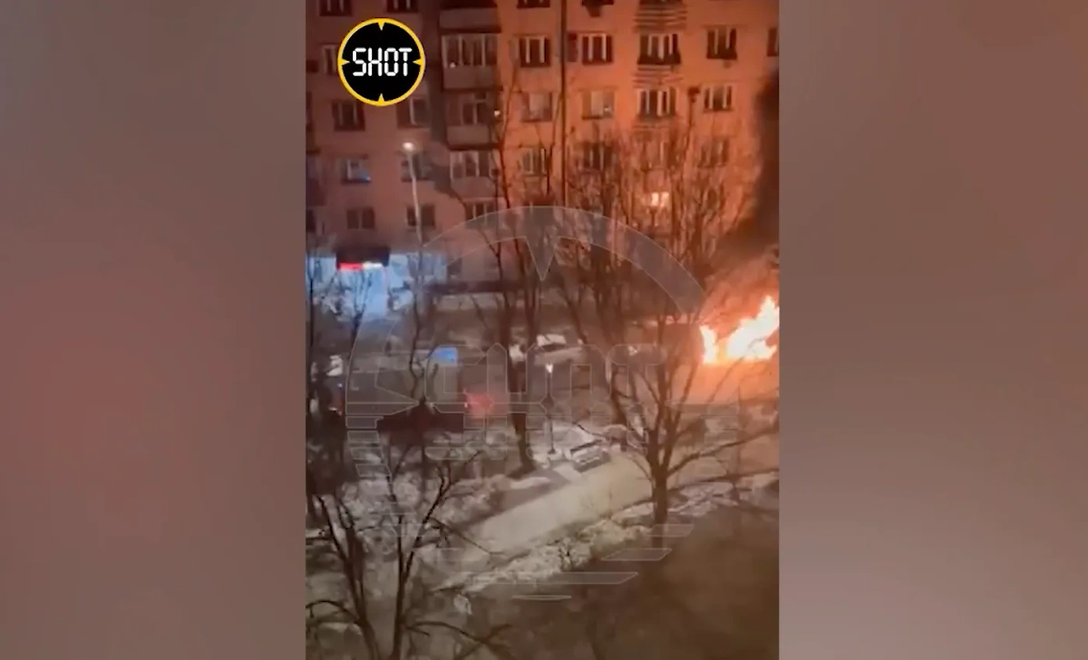 Неизвестные избили московского бизнесмена, подожгли его машину и квартиру. Обложка © Telegram / SHOT