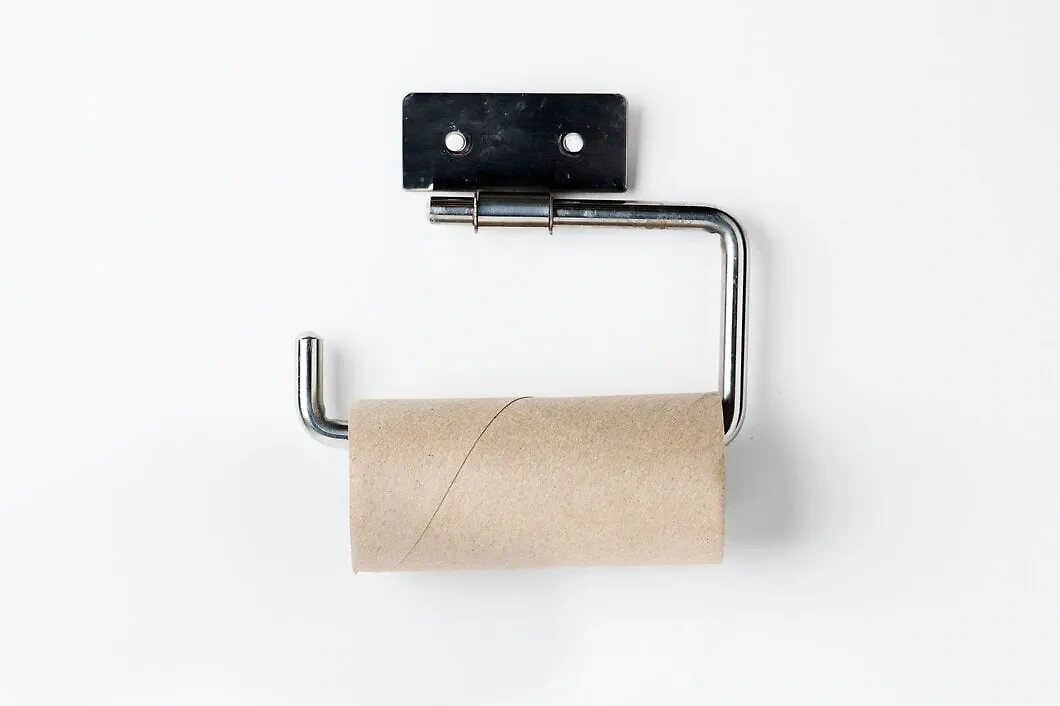 Многие семьи, живущие вместе, сталкиваются с проблемой: мужчины почти никогда не выбрасывают втулку от туалетной бумаги. Фото © Freepik
