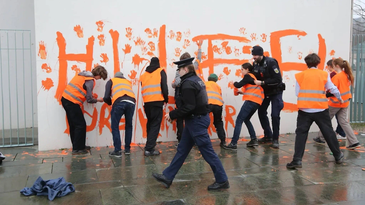 Экоактивисты разрисовали оранжевой краской фасад ведомства канцлера в Берлине. Обложка © X / Letzte Generation