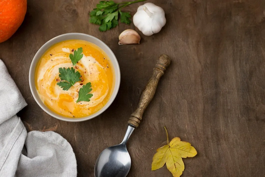 Луковый суп, приготовленный по классическому рецепту, лучше есть сразу — пока не ушёл аромат. Фото © Freepik