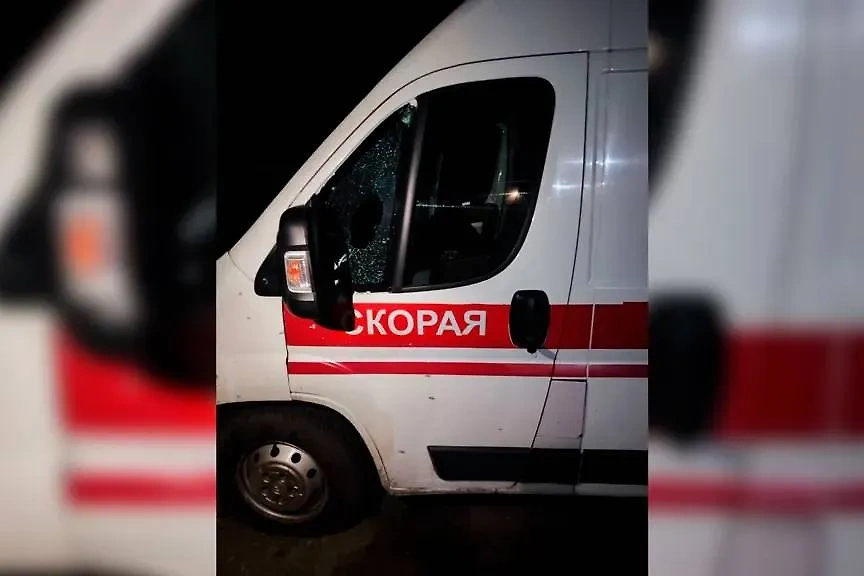 Машина скорой помощи получила повреждения в результате атаки ВСУ в Каховке. Обложка © Telegram / Минздрав России