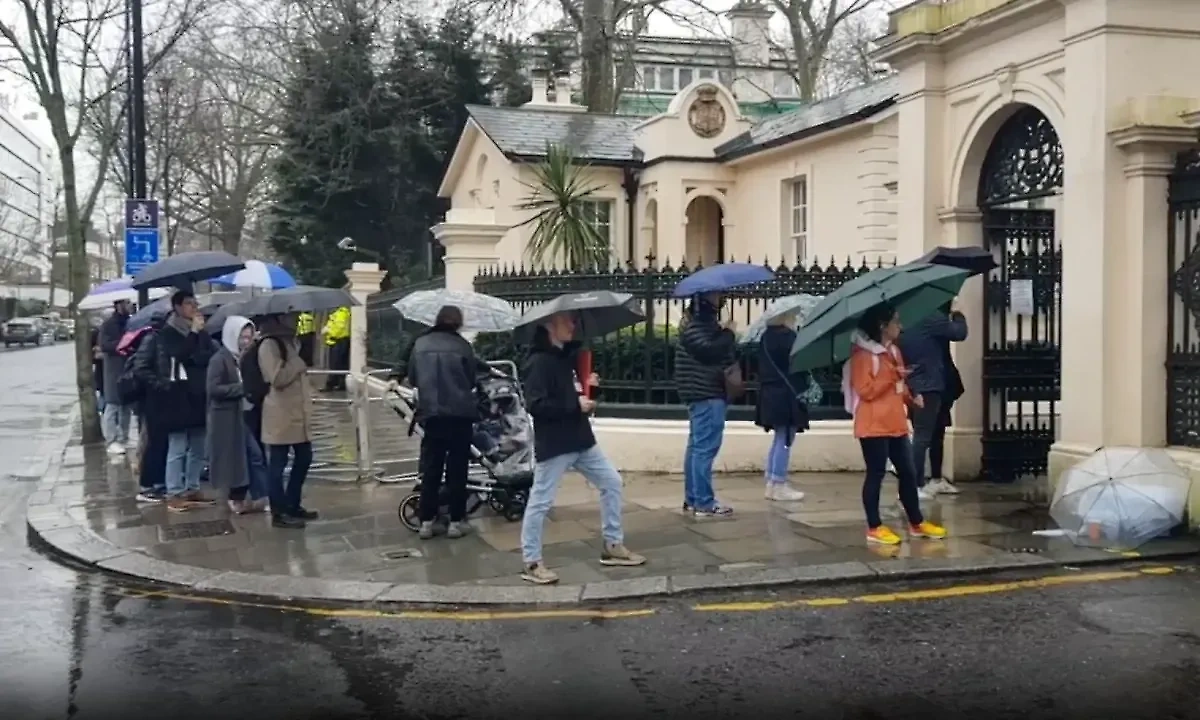 В Лондоне очередь из желающих проголосовать на выборах растянулась на километр. Фото © Telegram / Посольство РФ в Лондоне