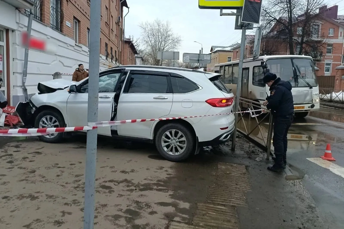 Внедорожник вдавил женщину с младенцем в стену магазина в Костроме. Фото © VK / УМВД России по Костромской области