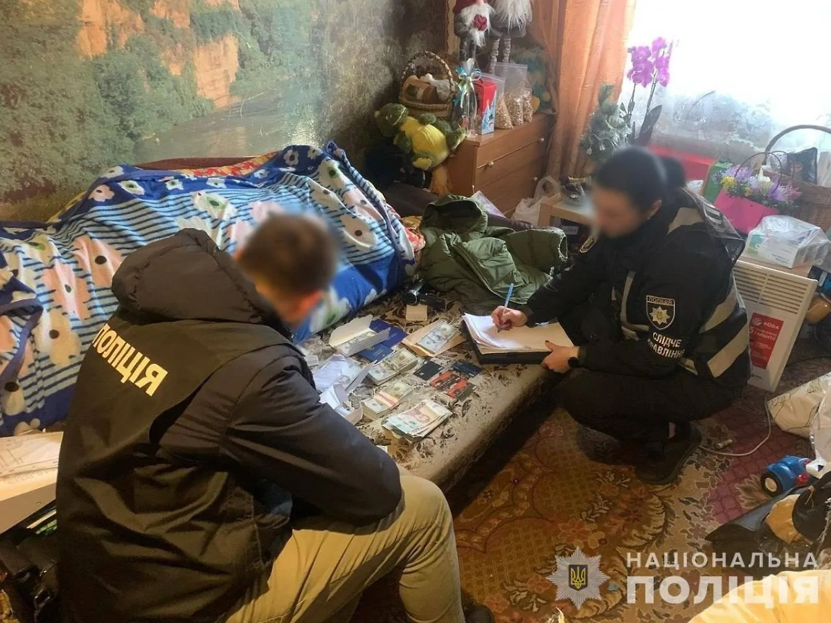 Кадры обысков у задержанных украинских чиновников, продававших липовые справки уклонистам. Фото © Telegram / Національна поліція України