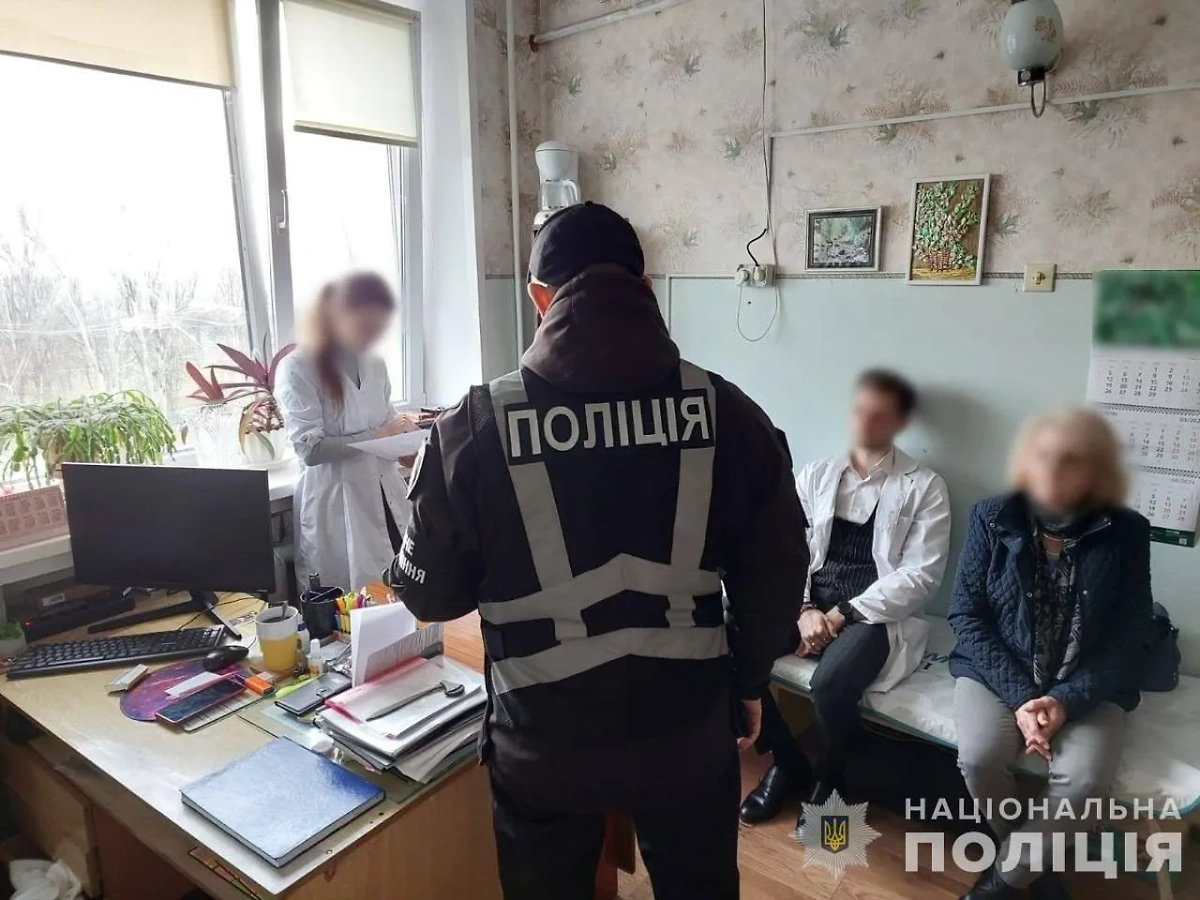 Кадры обысков у задержанных украинских чиновников, продававших липовые справки уклонистам. Фото © Telegram / Національна поліція України