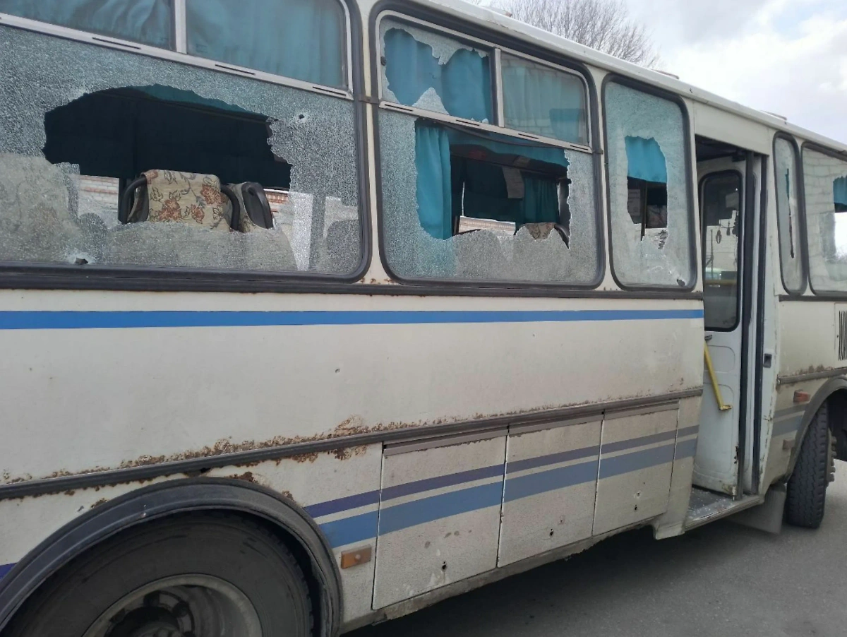 ВСУ обстреляли рейсовый автобус с пассажирами в Каховке. Фото © Telegram / Андрей Алексеенко