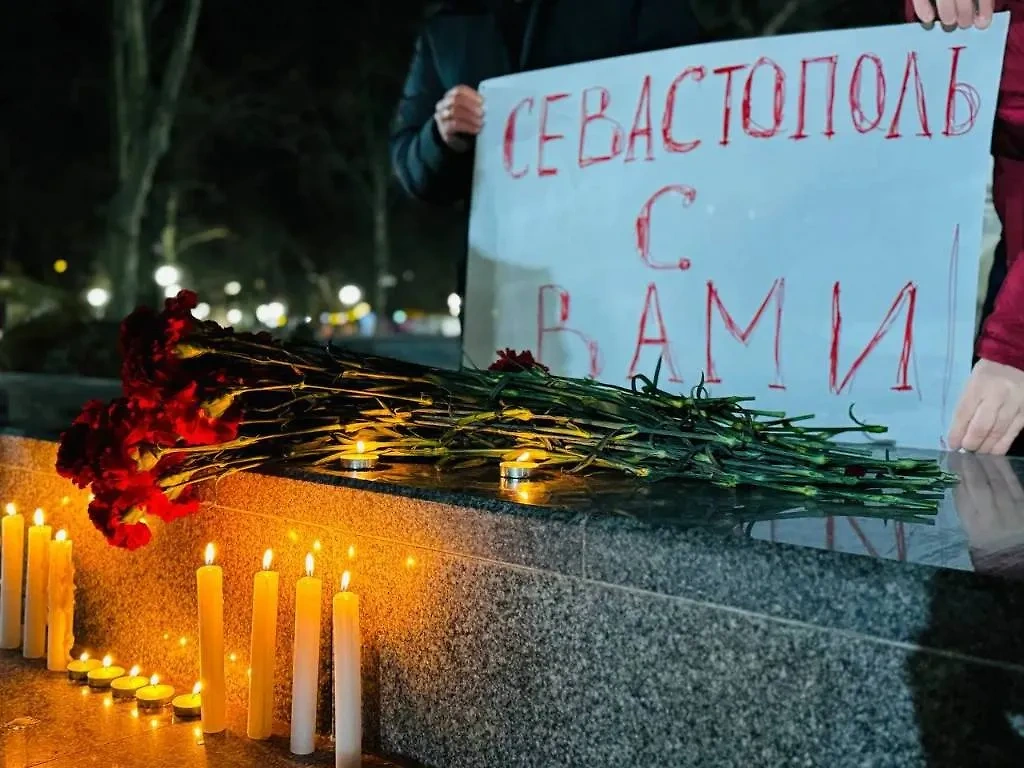  В Севастополе проходит акция в память о жертвах теракта в "Крокусе". Обложка © Telegram / РаZVожаев