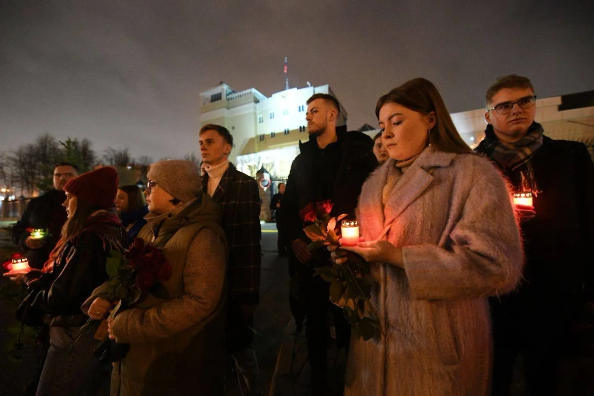 В Минске у здания Посольства России проходит акция памяти с участием представителей парламента, общественных организаций и объединений Беларуси. Местные жители несут цветы и свечи в память о пострадавших в теракте в подмосковном "Крокус сити холле". Фото © t.me / Посольство России в Беларуси