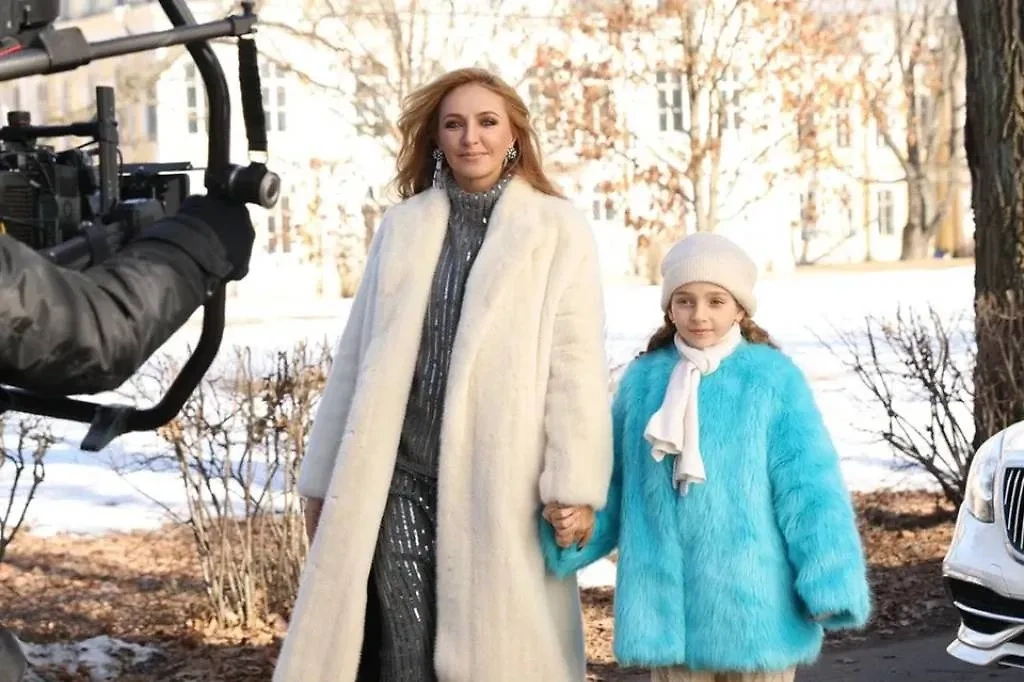 Татьяна Навка и её дочь снимаются в фильме "Исполняющий обязанности". Обложка © kp.ru