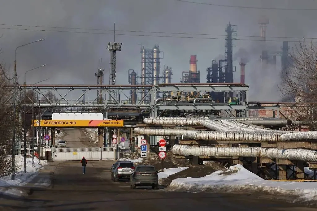 Пожар на Рязанском нефтеперерабатывающем заводе, вызванный атакой украинского беспилотника. Обложка © ТАСС / Александр Рюмин