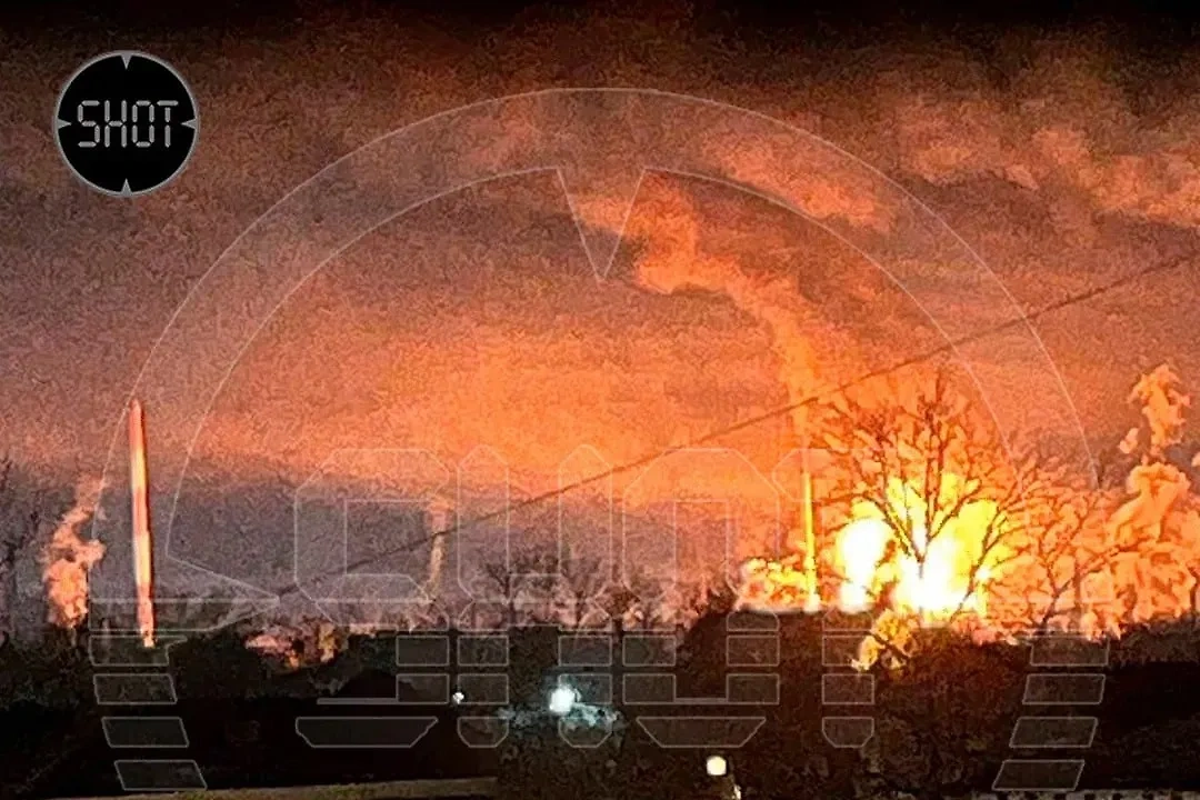 Пожар на НПЗ рядом с городом Новокуйбышевском Самарской области. Обложка © Telegram / SHOT