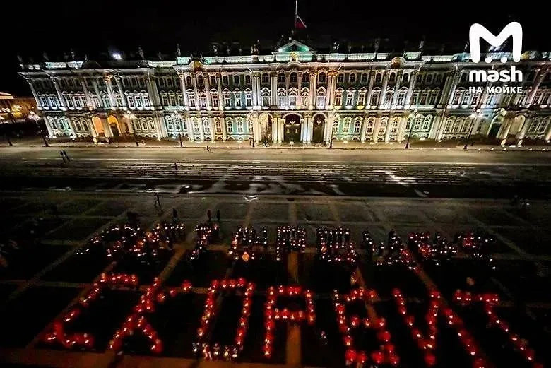 Жители Петербурга выстроились в живую надпись на Дворцовой площади. Обложка © Telegram / Mash на Мойке