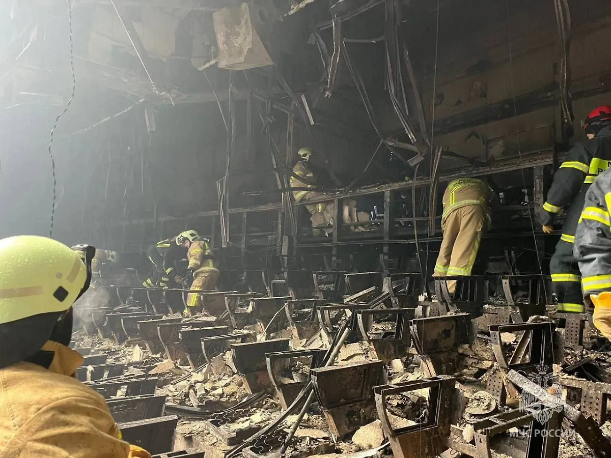 Спасатели разбирают завалы в частично сгоревшем "Крокус сити холле". Фото © Telegram / МЧС России