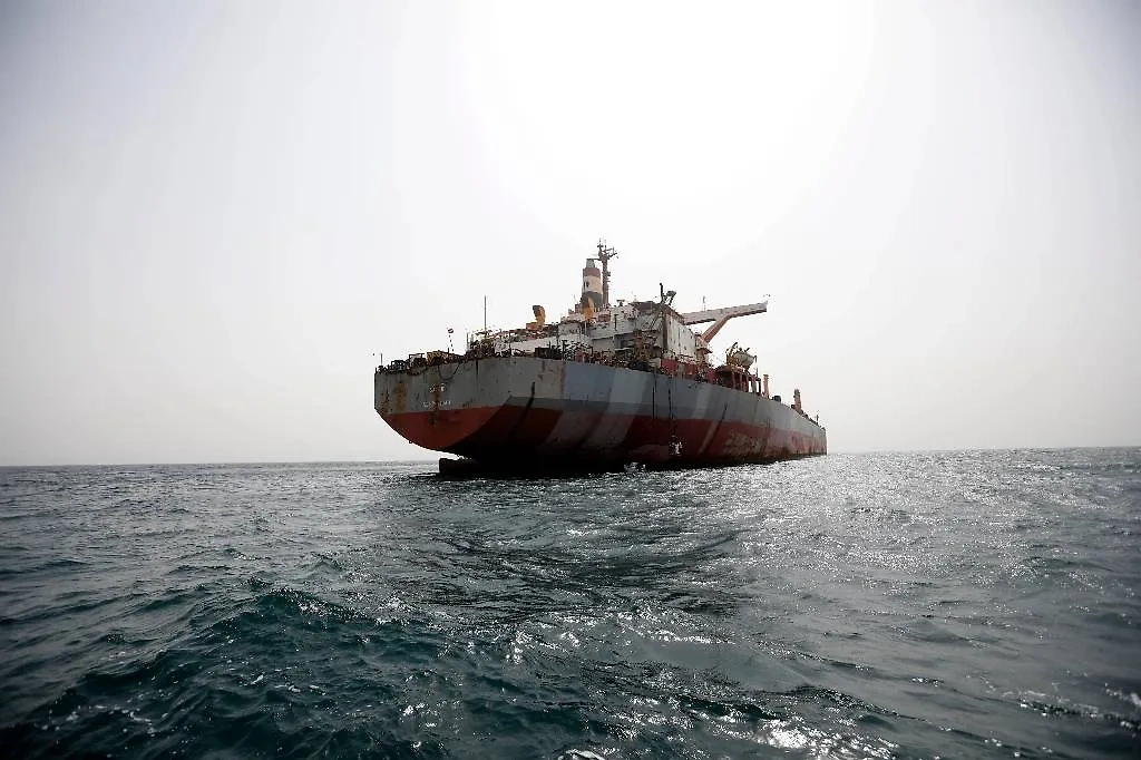 Неизвестные напали на судно вблизи Йемена. Обложка © EPA / ТАСС