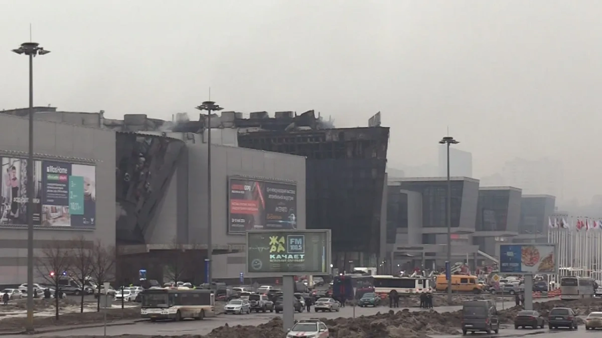 Обгоревшее здание Crocus City Hall наутро после атаки. Обложка © Life.ru