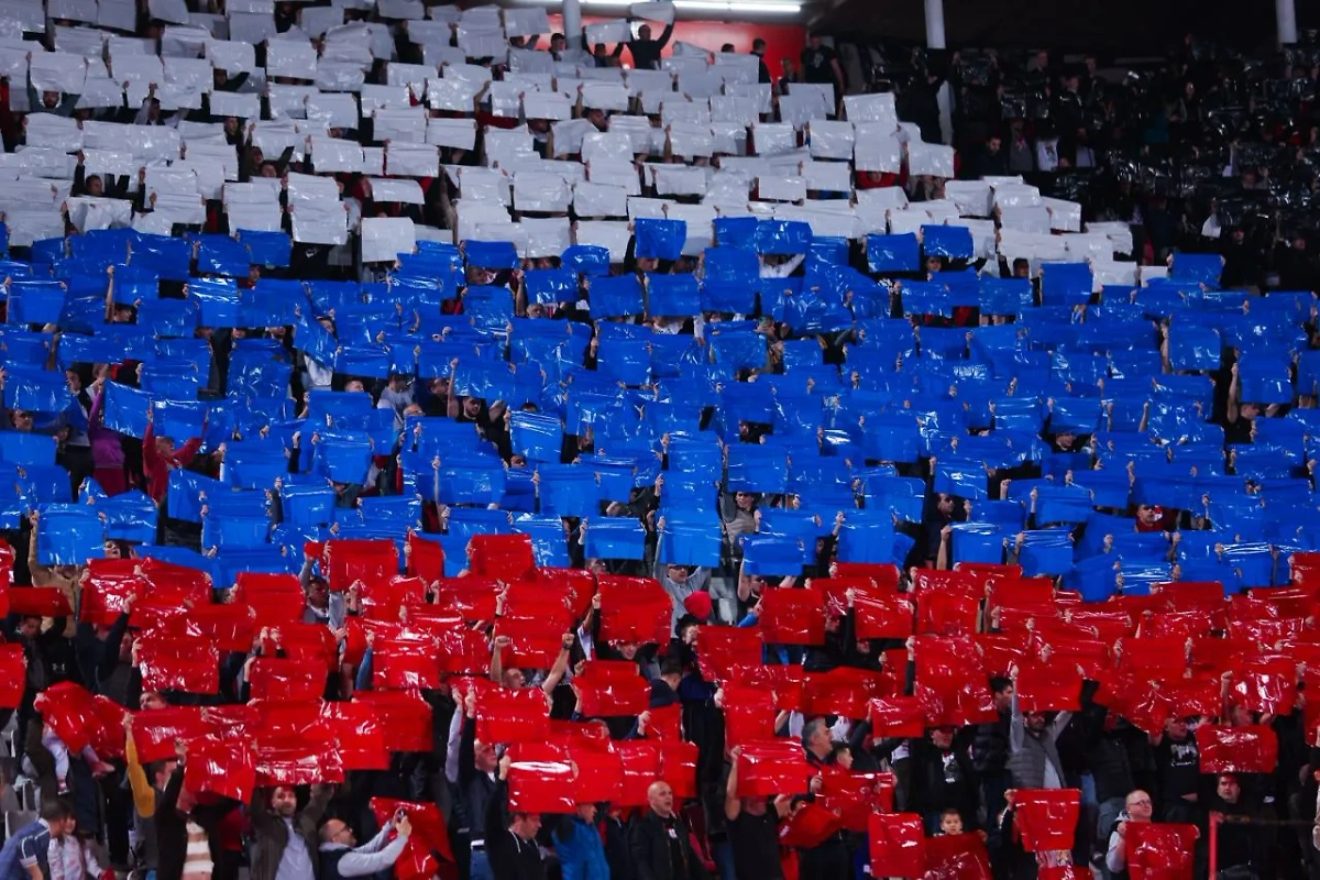 Фанаты сербской "Црвены Звезды" поддержали россиян после теракта в "Крокусе". Фото © Telegram / Футбольный клуб "Зенит"